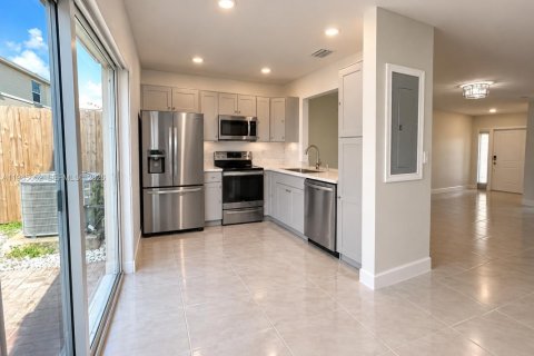 Touwnhouse à vendre à Florida City, Floride: 3 chambres, 118.17 m2 № 2263384 - photo 2
