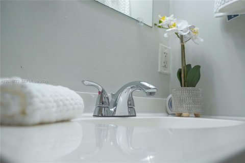 Condo in Miami, Florida, 1 bedroom  № 2085996 - photo 24