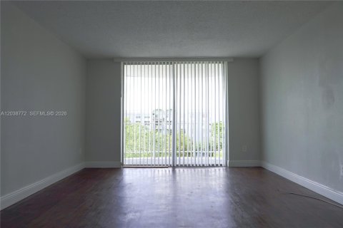 Condo in Miami, Florida, 1 bedroom  № 2085996 - photo 3