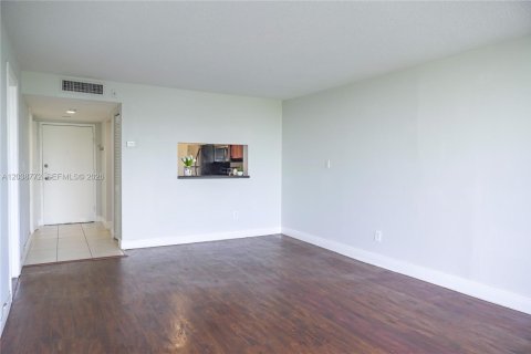Condo in Miami, Florida, 1 bedroom  № 2085996 - photo 13