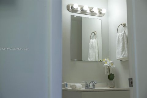 Condo in Miami, Florida, 1 bedroom  № 2085996 - photo 27