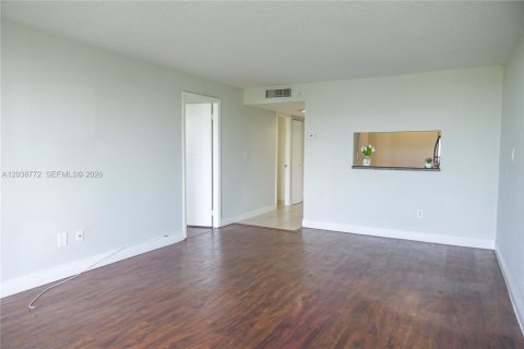 Condo in Miami, Florida, 1 bedroom  № 2085996 - photo 15