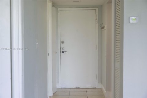 Condo in Miami, Florida, 1 bedroom  № 2085996 - photo 7