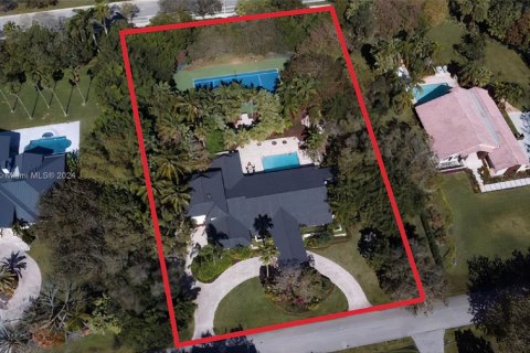 House in Weston, Florida 5 bedrooms, 455.41 sq.m. № 1710354 - photo 2