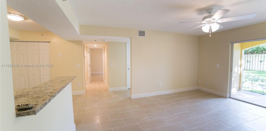 Кондоминиум с 2 спальнями в Коконат Крик, Флорида № 1951880