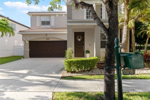 Casa en alquiler en Miramar, Florida, 3 dormitorios, 202.53 m2 № 1925482 - foto 1