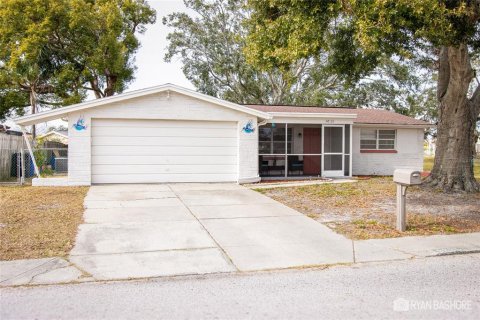 House in Port Richey, Florida 3 bedrooms, 111.11 sq.m. № 1548536 - photo 2
