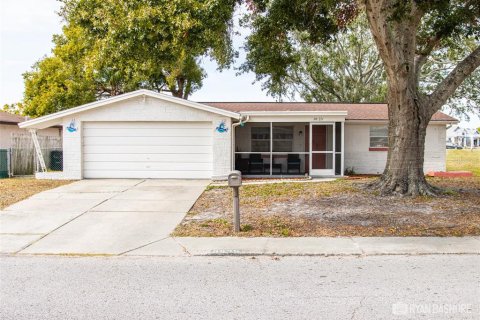 House in Port Richey, Florida 3 bedrooms, 111.11 sq.m. № 1548536 - photo 1