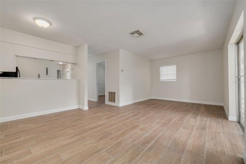 Commercial property in New Port Richey, Florida 4 bedrooms, 153.29 sq.m. № 1767410 - photo 4