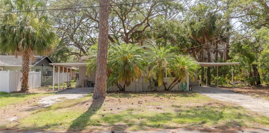 Commercial property in New Port Richey, Florida 4 bedrooms, 153.29 sq.m. № 1767410