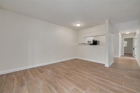 Commercial property in New Port Richey, Florida 4 bedrooms, 153.29 sq.m. № 1767410 - photo 6