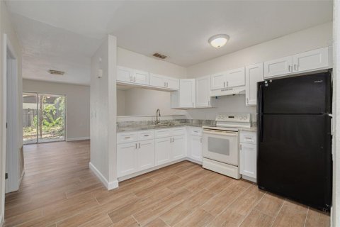 Commercial property in New Port Richey, Florida 4 bedrooms, 153.29 sq.m. № 1767410 - photo 2