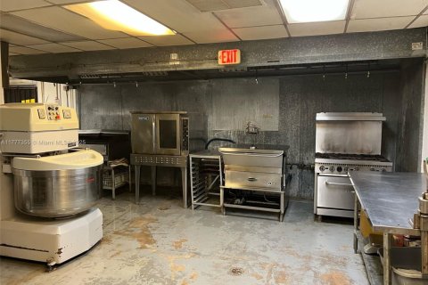 Commercial property in Kendall, Florida № 1868533 - photo 12