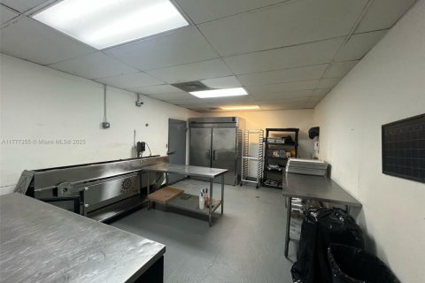 Commercial property in Kendall, Florida № 1868533 - photo 3