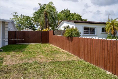 House in Cutler Bay, Florida 4 bedrooms, 167.22 sq.m. № 1849065 - photo 12