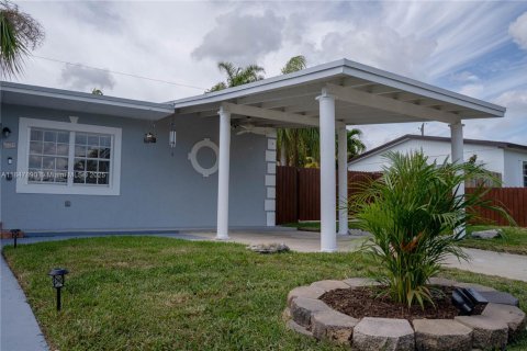House in Cutler Bay, Florida 4 bedrooms, 167.22 sq.m. № 1849065 - photo 2