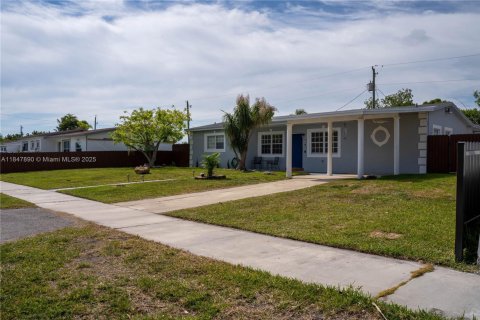 House in Cutler Bay, Florida 4 bedrooms, 167.22 sq.m. № 1849065 - photo 11