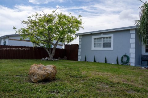 House in Cutler Bay, Florida 4 bedrooms, 167.22 sq.m. № 1849065 - photo 14