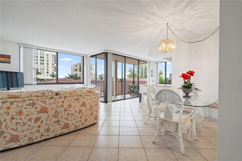 Condo in Saint Petersburg, Florida, 2 bedrooms  № 1758448 - photo 4