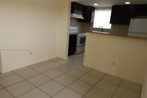 Снять в аренду виллу или дом в Норт-Майами-Бич, Флорида 2 спальни, 91.04м2, № 2029211 - фото 5