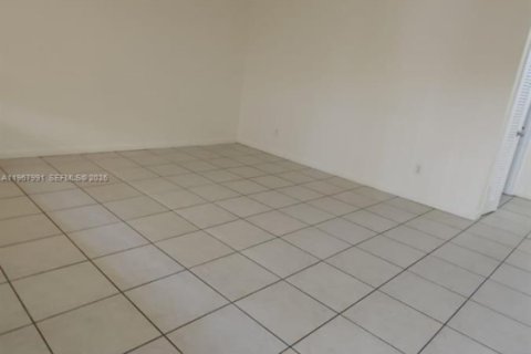 Снять в аренду виллу или дом в Норт-Майами-Бич, Флорида 2 спальни, 91.04м2, № 2029211 - фото 4