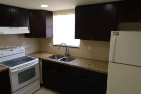 Снять в аренду виллу или дом в Норт-Майами-Бич, Флорида 2 спальни, 91.04м2, № 2029211 - фото 11