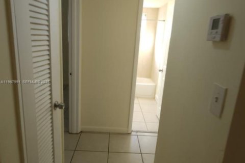 Снять в аренду виллу или дом в Норт-Майами-Бич, Флорида 2 спальни, 91.04м2, № 2029211 - фото 9