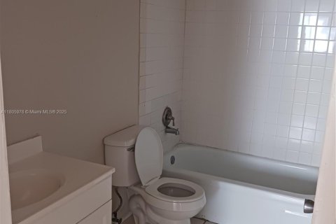 Condominio en alquiler en Lauderhill, Florida, 3 dormitorios, 100.33 m2 № 1742529 - foto 6