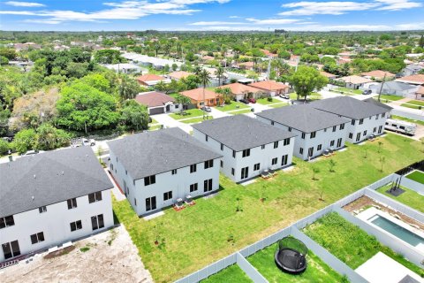 Купить таунхаус в Майами, Флорида 5 спален, № 2048380 - фото 2
