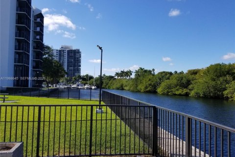 Снять в аренду кондоминиум в Авентура, Флорида 2 спальни, 92.34м2, № 2028816 - фото 6