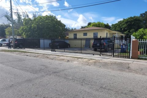Immobilier commercial à vendre à Miami, Floride: 137.96 m2 № 1799665 - photo 1