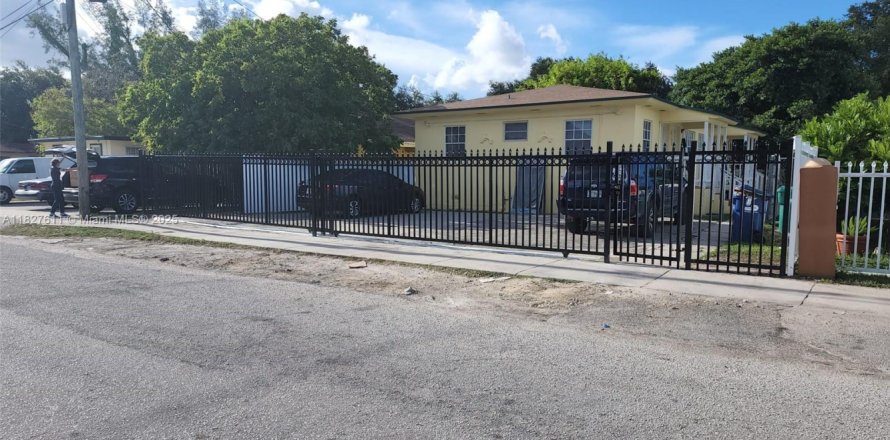 Immobilier commercial à Miami, Floride 137.96 m2 № 1799665