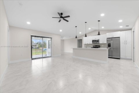 House in Lehigh Acres, Florida 4 bedrooms № 1969051 - photo 3