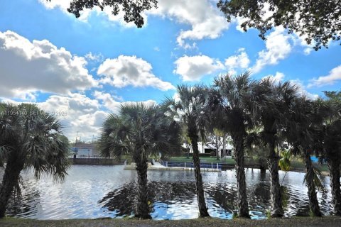 Таунхаус в Майами-Лейкс, Флорида 2 спальни, 90.3м2 № 2008959