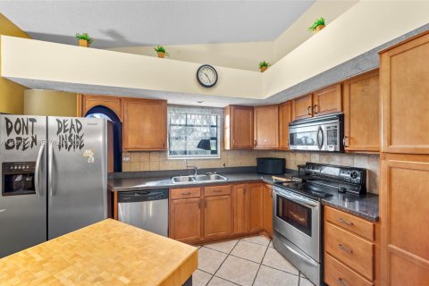 Touwnhouse à vendre à Tamarac, Floride: 2 chambres, 118.91 m2 № 2079936 - photo 6