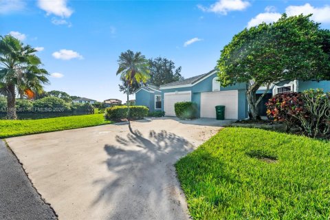 Touwnhouse à vendre à Tamarac, Floride: 2 chambres, 118.91 m2 № 2079936 - photo 2