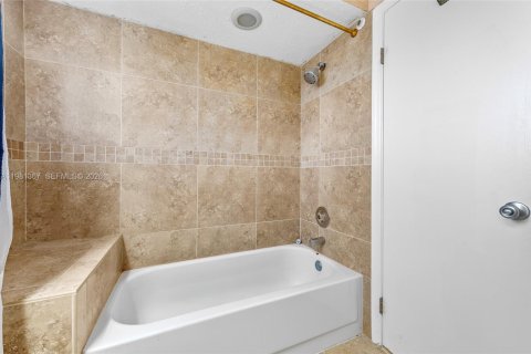Touwnhouse à vendre à Tamarac, Floride: 2 chambres, 118.91 m2 № 2079936 - photo 21