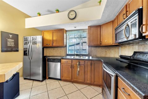 Touwnhouse à vendre à Tamarac, Floride: 2 chambres, 118.91 m2 № 2079936 - photo 4