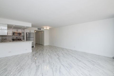 Condo in Sunny Isles Beach, Florida  № 1859611 - photo 15