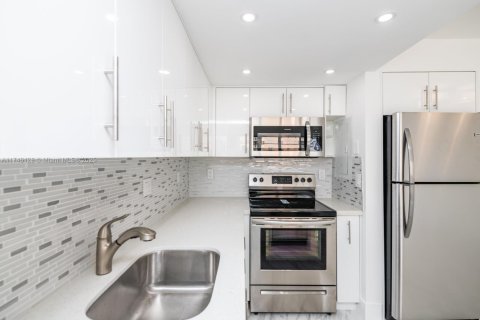Condo in Sunny Isles Beach, Florida  № 1859611 - photo 17