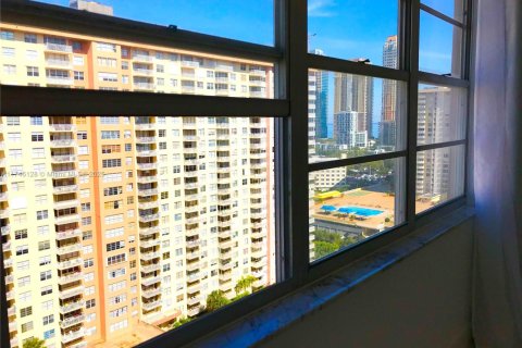 Condo in Sunny Isles Beach, Florida  № 1859611 - photo 5