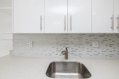 Condo in Sunny Isles Beach, Florida  № 1859611 - photo 19