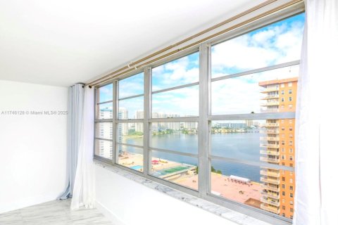 Condo in Sunny Isles Beach, Florida  № 1859611 - photo 4