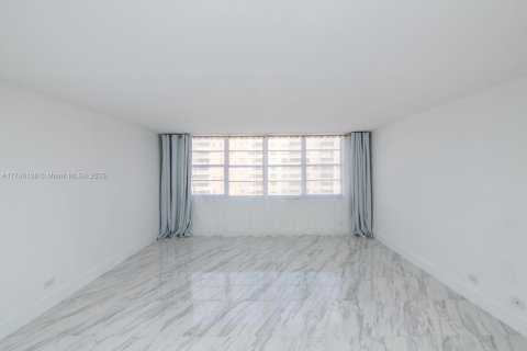 Condo in Sunny Isles Beach, Florida  № 1859611 - photo 9