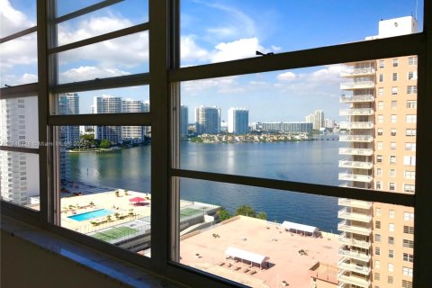 Condo in Sunny Isles Beach, Florida  № 1859611 - photo 2