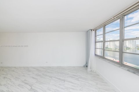 Condo in Sunny Isles Beach, Florida  № 1859611 - photo 7