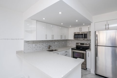 Condo in Sunny Isles Beach, Florida  № 1859611 - photo 16
