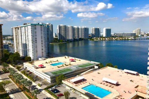 Condo in Sunny Isles Beach, Florida  № 1859611 - photo 1