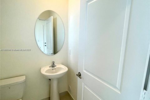 Adosado en venta en Hialeah, Florida, 3 dormitorios, 127.83 m2 № 2019724 - foto 4