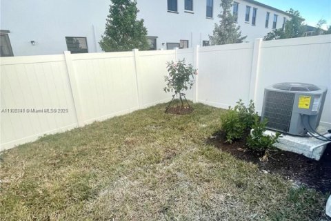 Adosado en venta en Hialeah, Florida, 3 dormitorios, 127.83 m2 № 2019724 - foto 14
